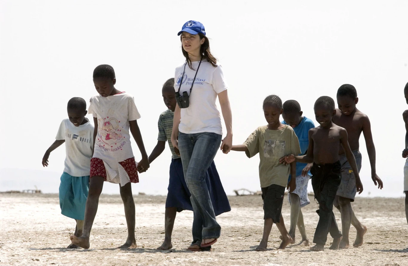 Przełomowy okazał się 2005 rok. Ale nie za sprawą "Constantine'a" (2005), niezbyt dobrej adaptacji komiksu z Keanu Reevsem w roli tytułowej, w której Weisz miała urodzić antychrysta. W tym samym roku artystka wystąpiła także w "Wiernym ogrodniku" Fernanda Meirellesa. Wcieliła się w działaczkę agencji pozarządowych, zamordowaną w Kenii. Sprawę jej śmierci bada mąż, Justin (Ralph Fiennes). Szybko okazuje się, że jego żona prowadziła śledztwo w sprawie produkcji i testów nowego leku. Za swoją rolę Weisz została nagrodzona Oscarem i Złotym Globem dla najlepszej aktorki w roli drugoplanowej.