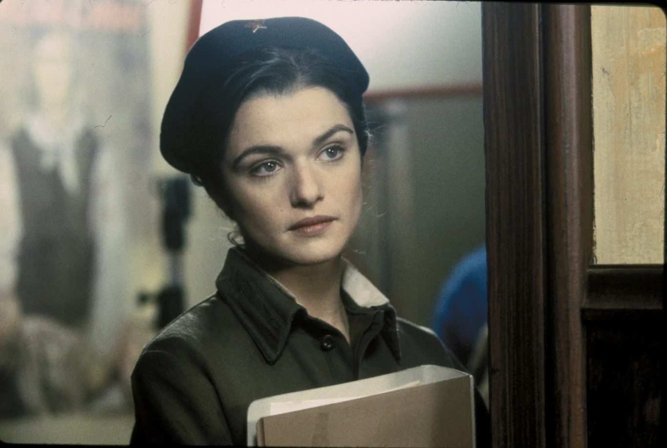 Droga do sławy była jednak wyboista. W 2001 roku Weisz zagrała główną rolę kobiecą w nieudanej wojennej epopei "Wróg u bram" Jeana-Jacquesa Annauda. Z kolei w "Był sobie chłopiec" (2002) Paula Weitza pojawiła się w małej roli obiektu uczuć postaci granej przez Hugh Granta. W 2003 i 2004 roku grała w niezobowiązujących filmach sensacyjnych lub średnio udanych komediach.