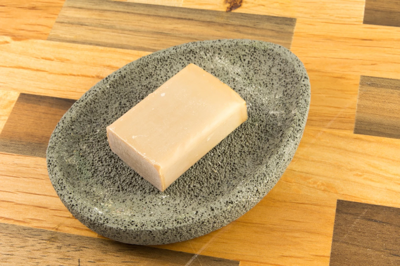 Włóż mydło do szafy, a jego zapach szybko rozniesie się na wszystkie ubrania 