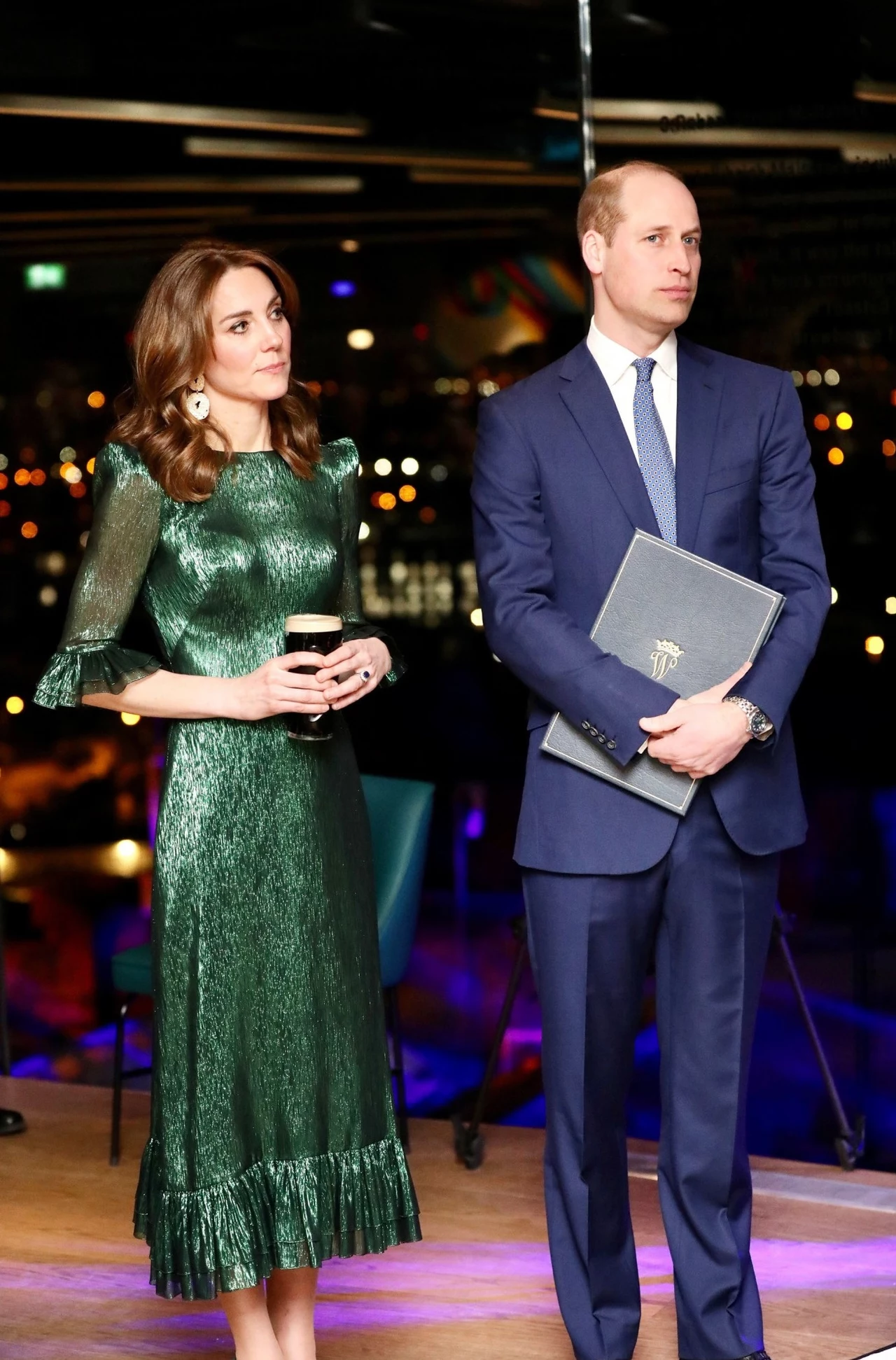 Kate do Irlandii zabrała ze sobą również m.in. zieloną sukienkę w kwiaty za ponad 1,5 tys. funtów, torebkę – kopertówkę za 125 funtów, płaszcz za 3 tysiące funtów, szpilki za 500 funtów i sportową kurtkę za 300 funtów. A to – jak nietrudno się domyślić – tylko część tego, co znalazło się w bagażu. Kate do Irlandii zabrała ze sobą również m.in. zieloną sukienkę w kwiaty za ponad 1,5 tys. funtów, torebkę – kopertówkę za 125 funtów, płaszcz za 3 tysiące funtów, szpilki za 500 funtów i sportową kurtkę za 300 funtów. A to – jak nietrudno się domyślić – tylko część tego, co znalazło się w bagażu.
