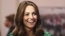 Dodajmy: bycie księżną i ikoną stylu w jednej osobie. Garderoba księżnej jest bowiem szeroko komentowana właściwie od momentu, w którym Kate Middleton weszła do rodziny królewskiej. Księżna chwalona jest za umiejętne łączenie klasyki z nowoczesnością, a jej odzieżowe ubiory często porównywane są do tych, których dokonywała księżna Diana. 