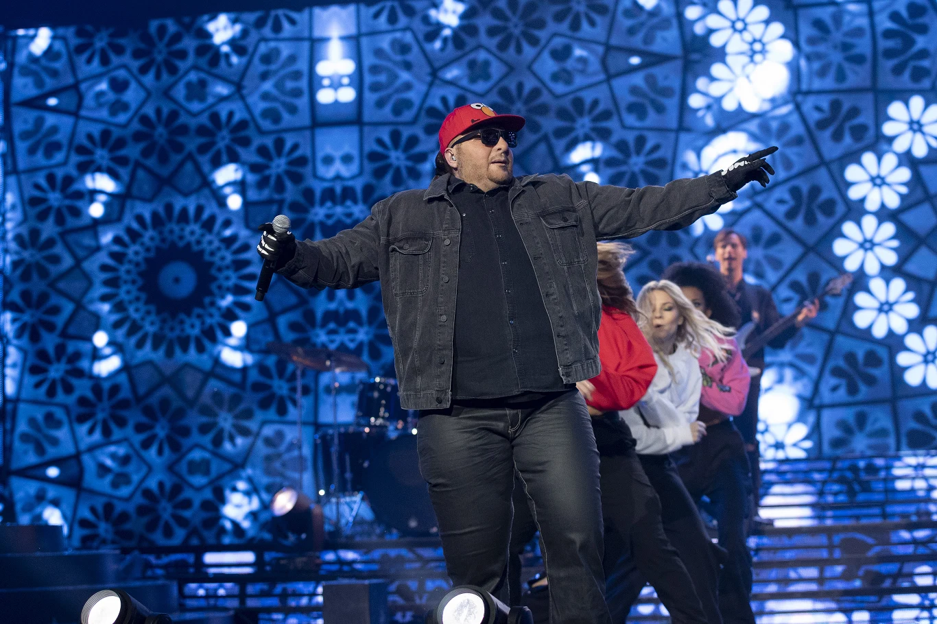 Jako pierwszy na scenie pojawił się Paweł Dudek, czyli Czadoman, który wcielił się w Adama Asanova, wokalistę zespołu Piersi w słynnej "Bałkanicy". Dał czadu! Otrzymał od jurorów brawa na stojąco. - Od samego twojego wejścia, to była taka petarda energii. Jestem zachwycony, wielkie brawa! - mówił Kacper Kuszewski. 