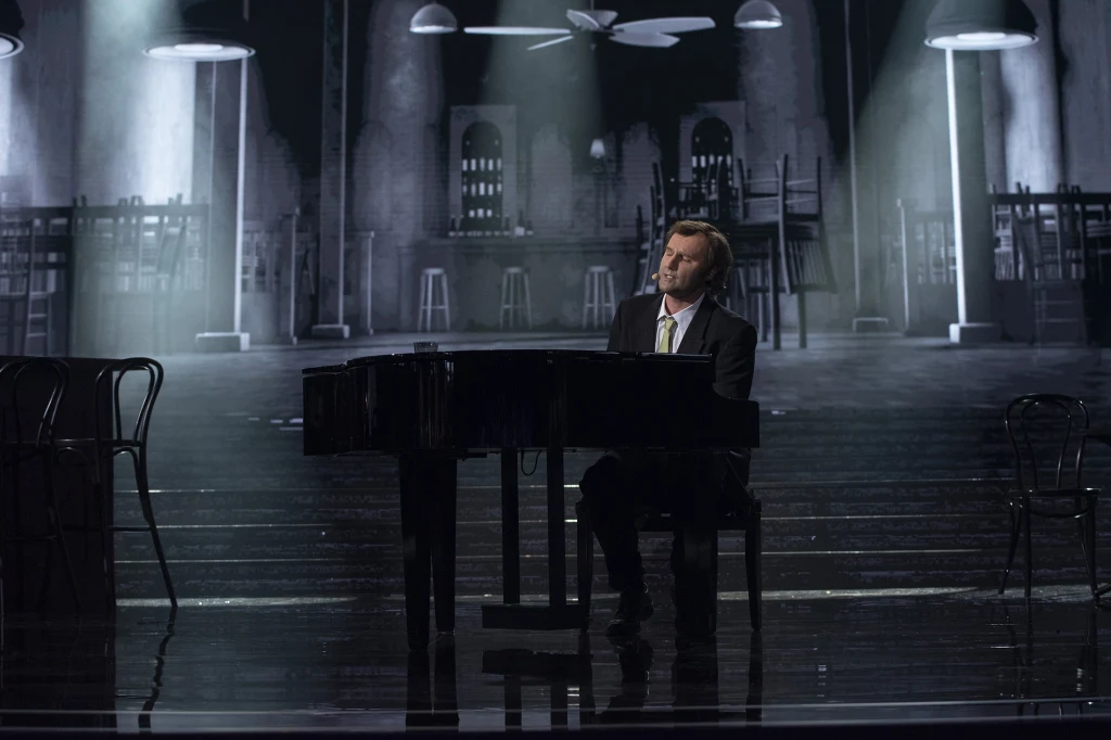 Karol Dziuba wcielił się w Phila Collinsa w utworze "One More Night". - Masz ogromną wrażliwość muzyczną. Bardzo dbałeś o wiele szczegółów jego (Collinsa) mimiki (…). Postaciowo wspaniale zagrałeś tę rolę i w wielu miejscach brzmiałeś również jak Phil Collins - stwierdziła Katarzyna Skrzynecka.  Karol Dziuba wcielił się w Phila Collinsa w utworze "One More Night". - Masz ogromną wrażliwość muzyczną. Bardzo dbałeś o wiele szczegółów jego (Collinsa) mimiki (…). Postaciowo wspaniale zagrałeś tę rolę i w wielu miejscach brzmiałeś również jak Phil Collins - stwierdziła Katarzyna Skrzynecka.