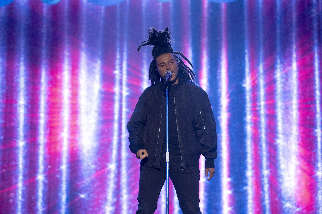 Marta Gałuszewska przeobraziła się w The Weeknd w "Can’t Feel My Face". - Ciemnoskórzy wykonawcy mają takie poczucie rytmu, które jest w środku i to tutaj się bardzo dobrze objawiało u ciebie (…) Jedyne, czego mogłabym się czepiać, to to, że poczucie rytmu, które miałaś bardzo dobrze w ciele, ono troszeczkę nie przekładało się na energię wokalu. Ale to jest naprawdę detal. Gratuluję ci bardzo i witam w programie - oceniła Małgorzata Walewska.