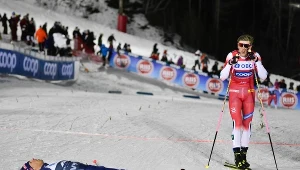 Johannes Hoesflot Klaebo (z prawej) i leżący Federico Pellegrino