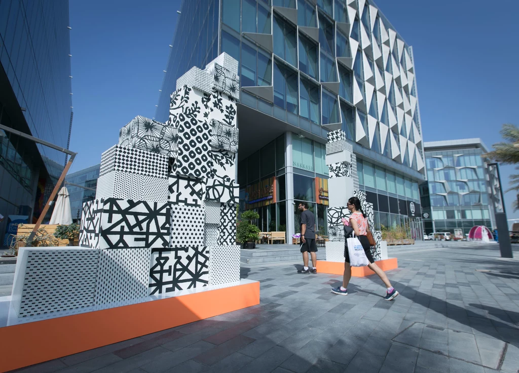 Dubai Design Week jest głównym wydarzeniem w dzielnicy Dubai Design District (d3) i największym festiwalem kreatywności w regionie. Wydarzenie trwa tydzień i poświęcone jest wszystkim dziedzinom designu: od produktów i grafiki po architekturę i wnętrza. Podczas tygodnia designu organizowane są wystawy, warsztaty i wykłady, z których większość jest bezpłatna i dostępna zarówno dla osób z branży, jak i dla zwykłych słuchaczy. Kiedy: 9-14 listopada 2020 r. Miejsce: Dubai Design District (d3) Dubai Design Week jest głównym wydarzeniem w dzielnicy Dubai Design District (d3) i największym festiwalem kreatywności w regionie. Wydarzenie trwa tydzień i poświęcone jest wszystkim dziedzinom designu: od produktów i grafiki po architekturę i wnętrza. Podczas tygodnia designu organizowane są wystawy, warsztaty i wykłady, z których większość jest bezpłatna i dostępna zarówno dla osób z branży, jak i dla zwykłych słuchaczy. Kiedy: 9-14 listopada 2020 r. Miejsce: Dubai Design District (d3)