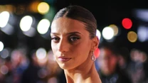 Angela Sarafyan jest aktorką ormiańskiego pochodzenia. Wyemigrowała wraz z rodzicami do Stanów Zjednoczonych, gdy miała zaledwie cztery lata. Już jako dziecko wykazywała wiele talentów – tańczyła w balecie, grała na fortepianie i stawiała pierwsze kroki w aktorstwie. 