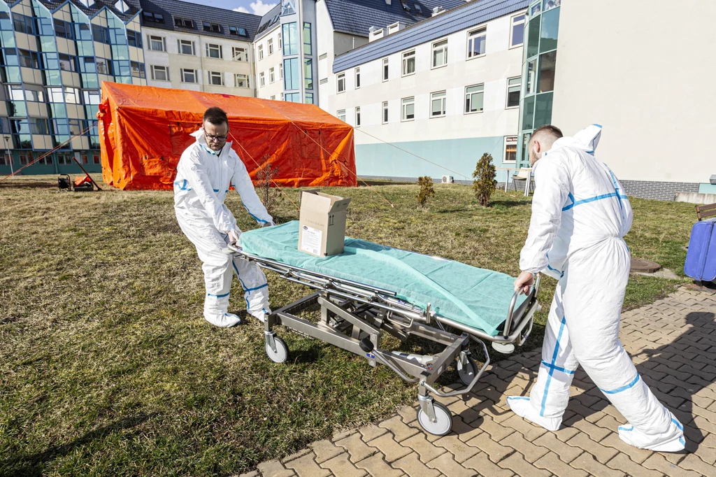 Jednostki Państwowej Straży Pożarnej podczas ćwiczeń z rozstawiania namiotów służących do wsparcia procesu segregacji osób zgłaszających się do szpitali z podejrzeniem koronawirusa, zdjęcie ilustracyjne Jednostki Państwowej Straży Pożarnej podczas ćwiczeń z rozstawiania namiotów służących do wsparcia procesu segregacji osób zgłaszających się do szpitali z podejrzeniem koronawirusa, zdjęcie ilustracyjne
