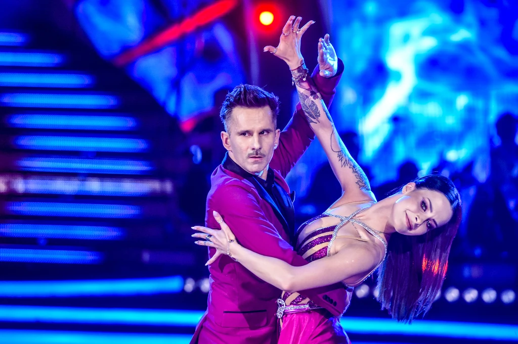 Tango zatańczyła kolejna para wieczoru: aktor Marcin Bosak i Wiktoria Omyła. "Jesteś bardzo tajemniczy. Zatańczyłeś poprawnie, ale bez fajerwerków" - rozpoczęła ocenę Iwona Pavlović, nazywając występ Bosaka "powściągliwym i introwertycznym". "Ale to jest show, twój taniec musi być bardziej ekstrawertyczny. Wyobraź sobie, że każdy taniec to jest rola do zagrania" - Czarna Mamba służyła aktorowi radą. "Emocje, emocje emocje!" - Pavlović zachęciła Bosaka do wykorzystania na parkiecie aktorskich umiejętności. "Na początku byłeś skupiony, potem się pogubiłeś" - dodał Michał Malitowski. Para otrzymała 16 punktów. Tango zatańczyła kolejna para wieczoru: aktor Marcin Bosak i Wiktoria Omyła. "Jesteś bardzo tajemniczy. Zatańczyłeś poprawnie, ale bez fajerwerków" - rozpoczęła ocenę Iwona Pavlović, nazywając występ Bosaka "powściągliwym i introwertycznym". "Ale to jest show, twój taniec musi być bardziej ekstrawertyczny. Wyobraź sobie, że każdy taniec to jest rola do zagrania" - Czarna Mamba służyła aktorowi radą. "Emocje, emocje emocje!" - Pavlović zachęciła Bosaka do wykorzystania na parkiecie aktorskich umiejętności. "Na początku byłeś skupiony, potem się pogubiłeś" - dodał Michał Malitowski. Para otrzymała 16 punktów.