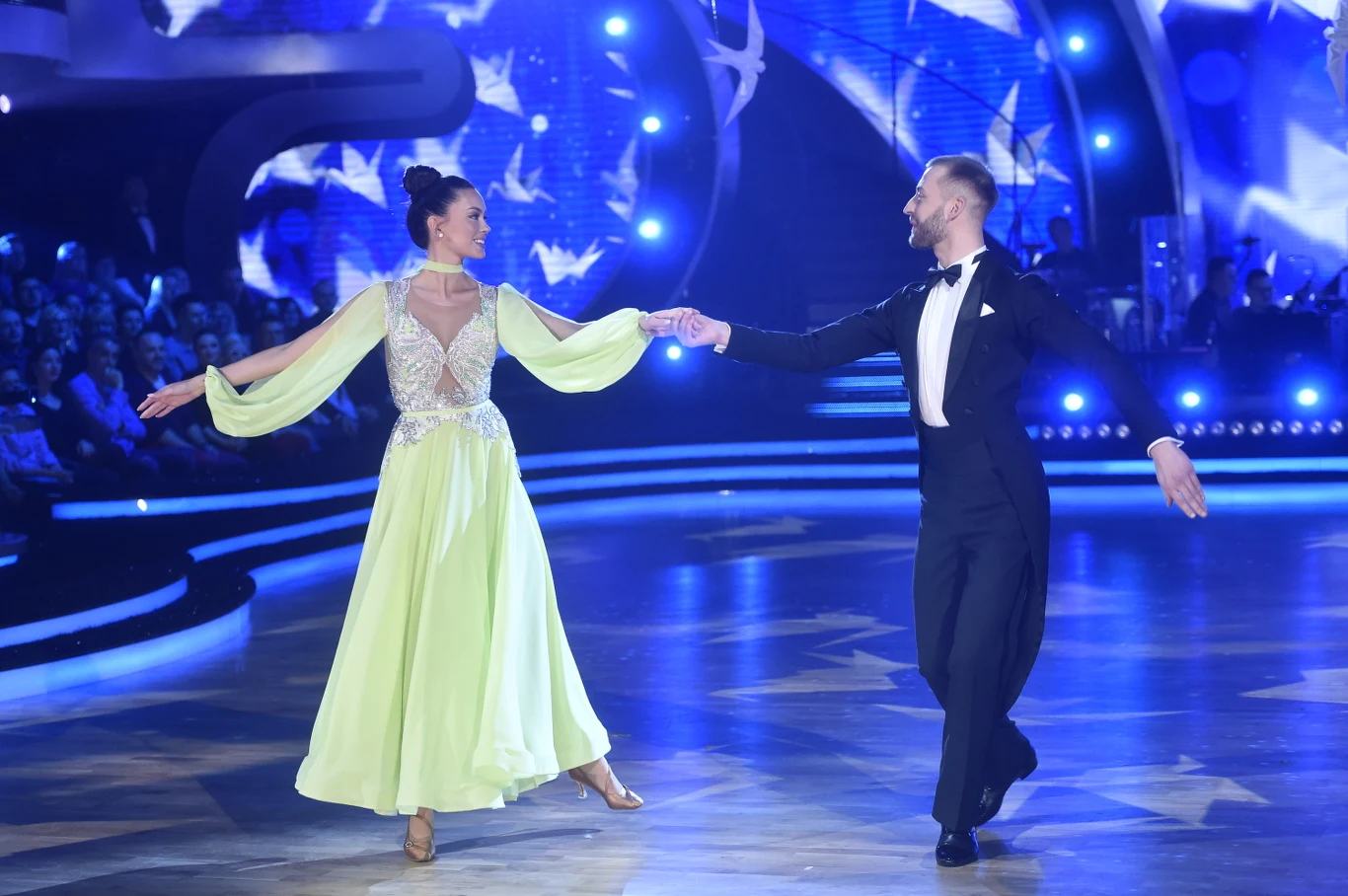 W walcu angielskim zaprezentowali się kolejni uczestnicy: modelka Edyta Zając i debiutujący na parkiecie "TzG" Michał Bartkiewicz. "Przyjemny i estetyczny taniec" - rozpoczęła ocenę Iwona Pavlović. Czarna Mamba nie byłaby sobą, gdyby nie wytknęła technicznych błędów. "Większość figur tańczyłaś na palcach. Nie uginasz kolan" - wyliczała jurorka. "Pierwszy krok w walcu od pięty - tego tu nie widzieliśmy" - dołączył Michał Malitowski. Juror pochwalił jednak "przepiękną figurę i wdzięk". "Pięknie się ciebie ogląda" - zakończył Malitowski. Para otrzymała 18 punktów.