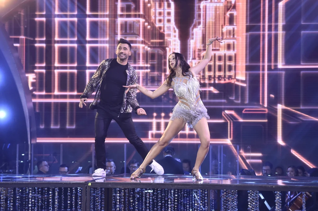 Ostatnia para wieczoru - youtuberka Sylwia Lipka i Rafał Maserak - zatańczyła jive’a. "Jesteś bardzo rytmiczna i muzykalna" - Michał Malitowski stwierdził, że to było mocne zakończenie programu. "Dałaś radę" - błysnął Andrzej Grabowski. "Była Lipka, ale nie było lipy" - podsumowała Iwona Pavlović. Para otrzymała 20 punktów. Iwona Pavlović wykorzystała sytuację, by pogratulować Rafalowi Maserakowi ojcostwa; kilka dni przed programem tancerzowi urodził się syn. Paulina Sykut-Jeżyna przypadkowo ujawniła na wizji imię dziecka - wszyscy wiemy już, że Maserak junior nazywa się Leonard. Ostatnia para wieczoru - youtuberka Sylwia Lipka i Rafał Maserak - zatańczyła jive’a. "Jesteś bardzo rytmiczna i muzykalna" - Michał Malitowski stwierdził, że to było mocne zakończenie programu. "Dałaś radę" - błysnął Andrzej Grabowski. "Była Lipka, ale nie było lipy" - podsumowała Iwona Pavlović. Para otrzymała 20 punktów. Iwona Pavlović wykorzystała sytuację, by pogratulować Rafalowi Maserakowi ojcostwa; kilka dni przed programem tancerzowi urodził się syn. Paulina Sykut-Jeżyna przypadkowo ujawniła na wizji imię dziecka - wszyscy wiemy już, że Maserak junior nazywa się Leonard.