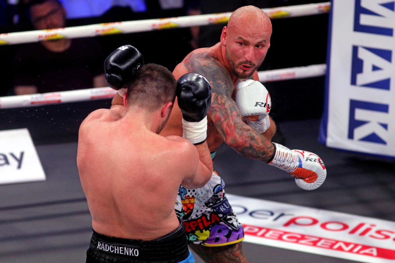 W walce wieczoru podczas gali Knockout Boxing Night w Łomży Artur Szpilka (24-4, 16 KO) powinien uznać wyższość o dwa lata starszego Ukraińca Sierhija Radczenki (7-6, 2 KO), z którym jednak wygrał na punkty, ale werdykt austriackich sędziów wywołał wielkie kontrowersje. Polak był dwa razy na deskach, wytrwał i w 10. rundzie mógł położyć rywala na deski.