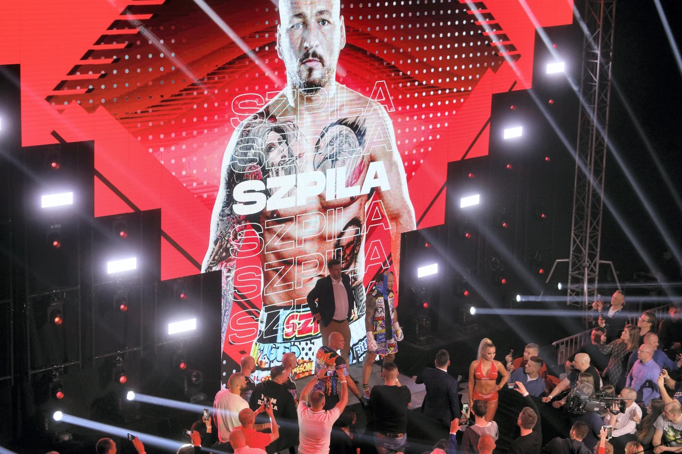 W walce wieczoru podczas gali Knockout Boxing Night w Łomży Artur Szpilka (24-4, 16 KO) powinien uznać wyższość o dwa lata starszego Ukraińca Sierhija Radczenki (7-6, 2 KO), z którym jednak wygrał na punkty, ale werdykt austriackich sędziów wywołał wielkie kontrowersje. Polak był dwa razy na deskach, wytrwał i w 10. rundzie mógł położyć rywala na deski.