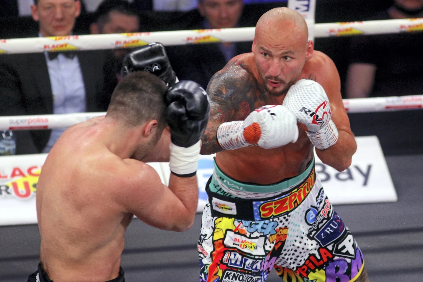 W walce wieczoru podczas gali Knockout Boxing Night w Łomży Artur Szpilka (24-4, 16 KO) powinien uznać wyższość o dwa lata starszego Ukraińca Sierhija Radczenki (7-6, 2 KO), z którym jednak wygrał na punkty, ale werdykt austriackich sędziów wywołał wielkie kontrowersje. Polak był dwa razy na deskach, wytrwał i w 10. rundzie mógł położyć rywala na deski.
