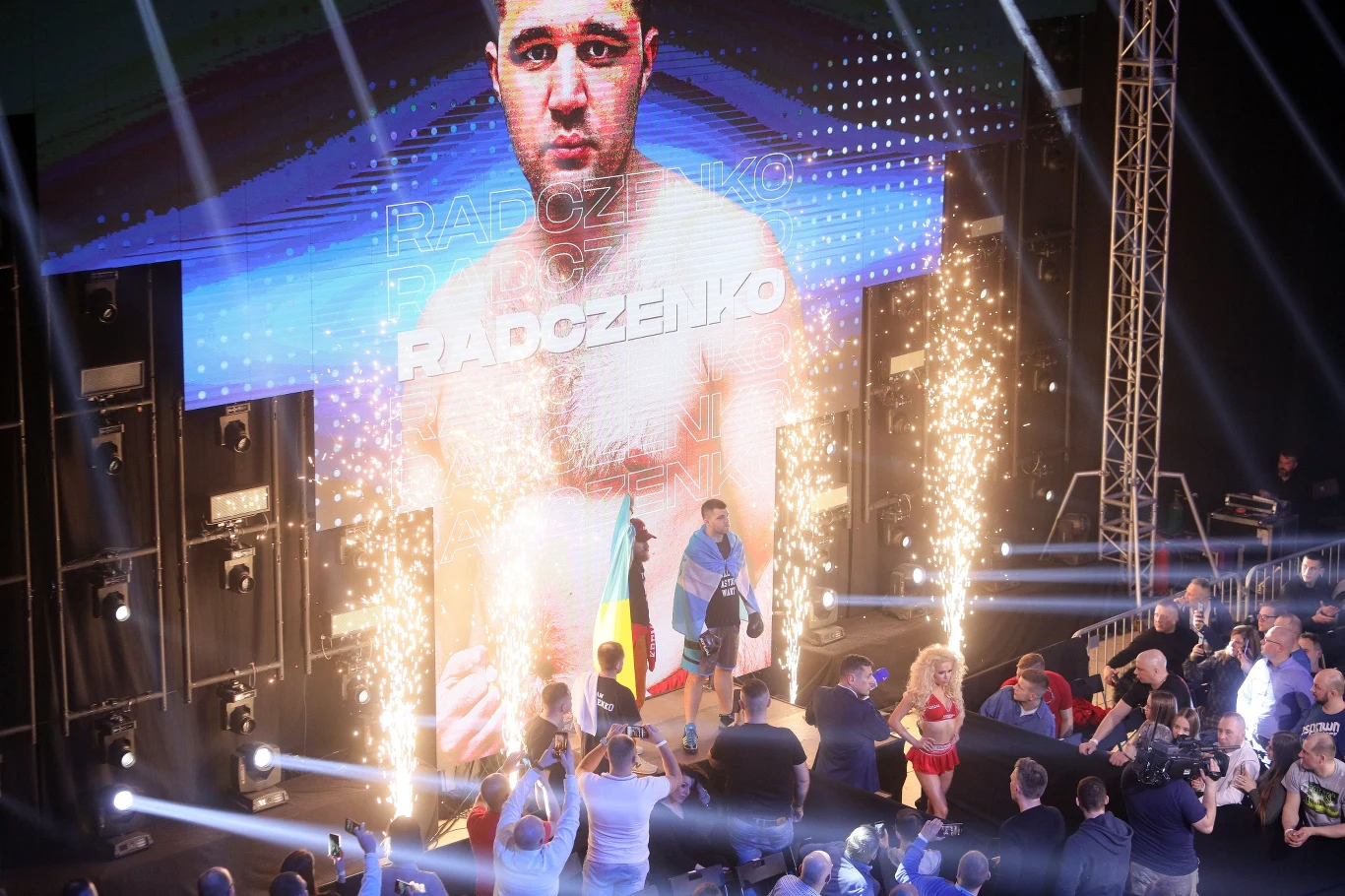 W walce wieczoru podczas gali Knockout Boxing Night w Łomży Artur Szpilka (24-4, 16 KO) powinien uznać wyższość o dwa lata starszego Ukraińca Sierhija Radczenki (7-6, 2 KO), z którym jednak wygrał na punkty, ale werdykt austriackich sędziów wywołał wielkie kontrowersje. Polak był dwa razy na deskach, wytrwał i w 10. rundzie mógł położyć rywala na deski.