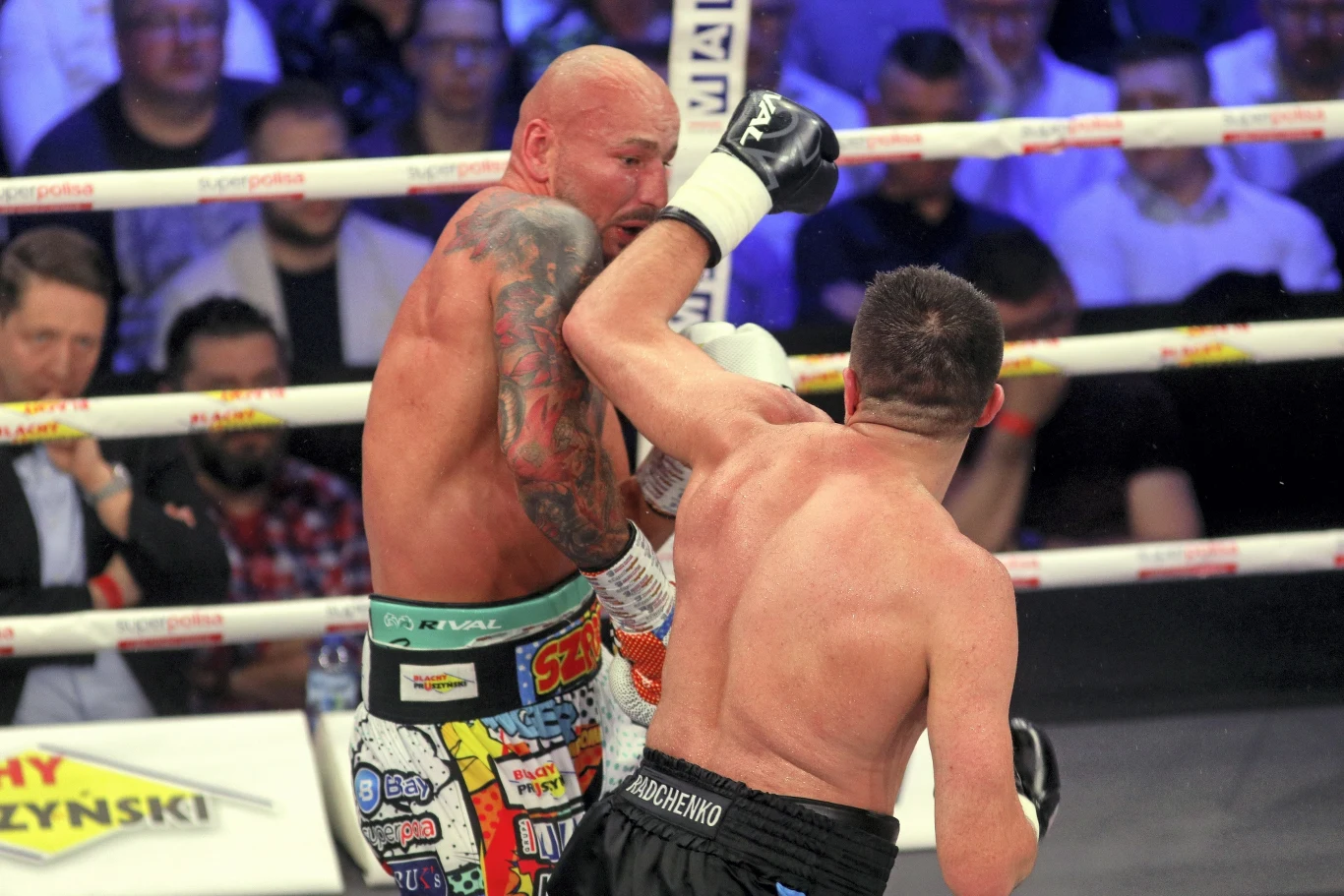 W walce wieczoru podczas gali Knockout Boxing Night w Łomży Artur Szpilka (24-4, 16 KO) powinien uznać wyższość o dwa lata starszego Ukraińca Sierhija Radczenki (7-6, 2 KO), z którym jednak wygrał na punkty, ale werdykt austriackich sędziów wywołał wielkie kontrowersje. Polak był dwa razy na deskach, wytrwał i w 10. rundzie mógł położyć rywala na deski.