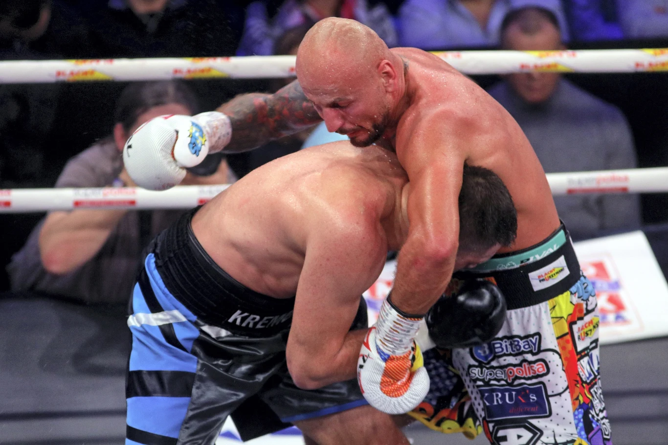 W walce wieczoru podczas gali Knockout Boxing Night w Łomży Artur Szpilka (24-4, 16 KO) powinien uznać wyższość o dwa lata starszego Ukraińca Sierhija Radczenki (7-6, 2 KO), z którym jednak wygrał na punkty, ale werdykt austriackich sędziów wywołał wielkie kontrowersje. Polak był dwa razy na deskach, wytrwał i w 10. rundzie mógł położyć rywala na deski.