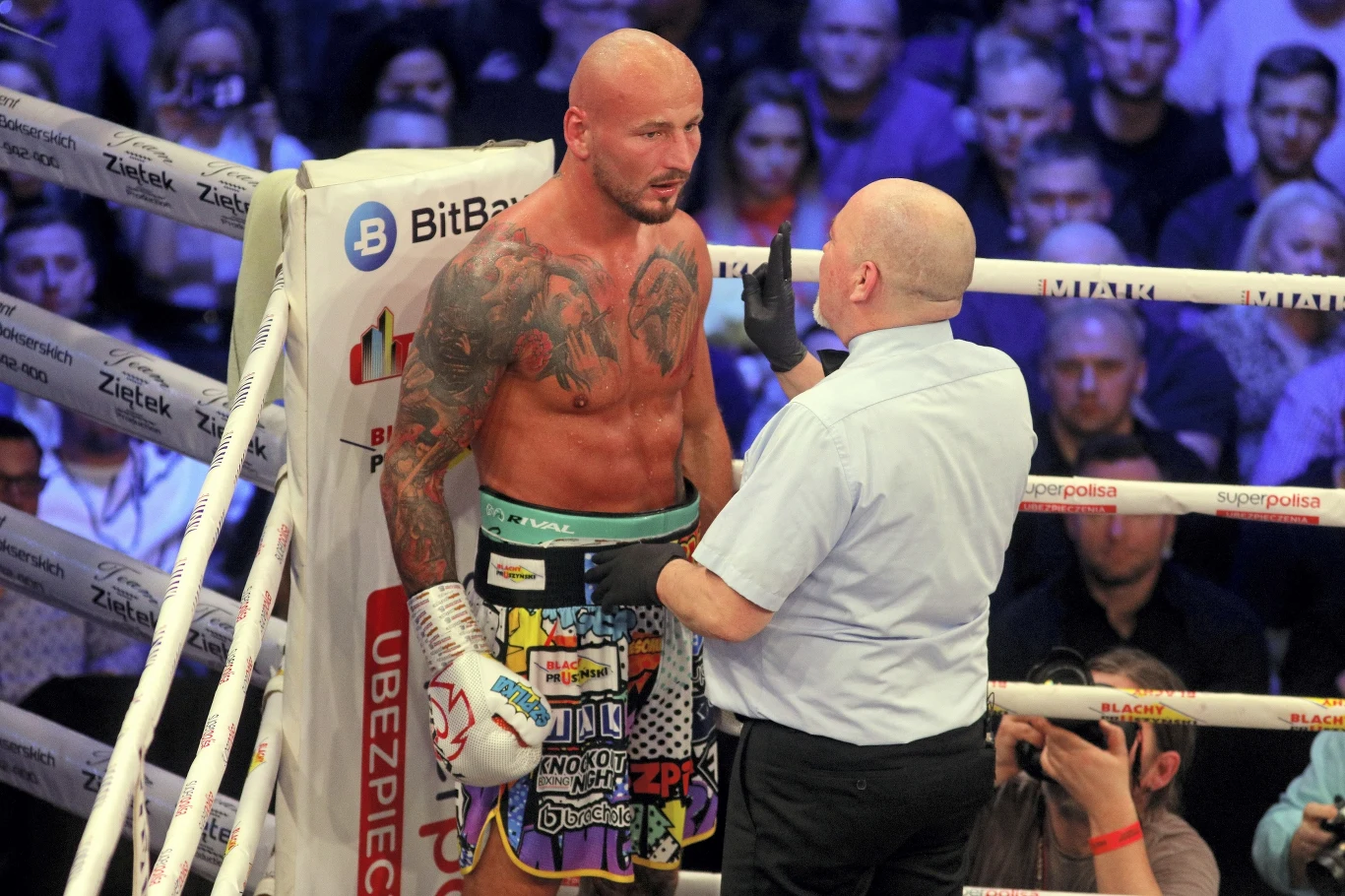 W walce wieczoru podczas gali Knockout Boxing Night w Łomży Artur Szpilka (24-4, 16 KO) powinien uznać wyższość o dwa lata starszego Ukraińca Sierhija Radczenki (7-6, 2 KO), z którym jednak wygrał na punkty, ale werdykt austriackich sędziów wywołał wielkie kontrowersje. Polak był dwa razy na deskach, wytrwał i w 10. rundzie mógł położyć rywala na deski.