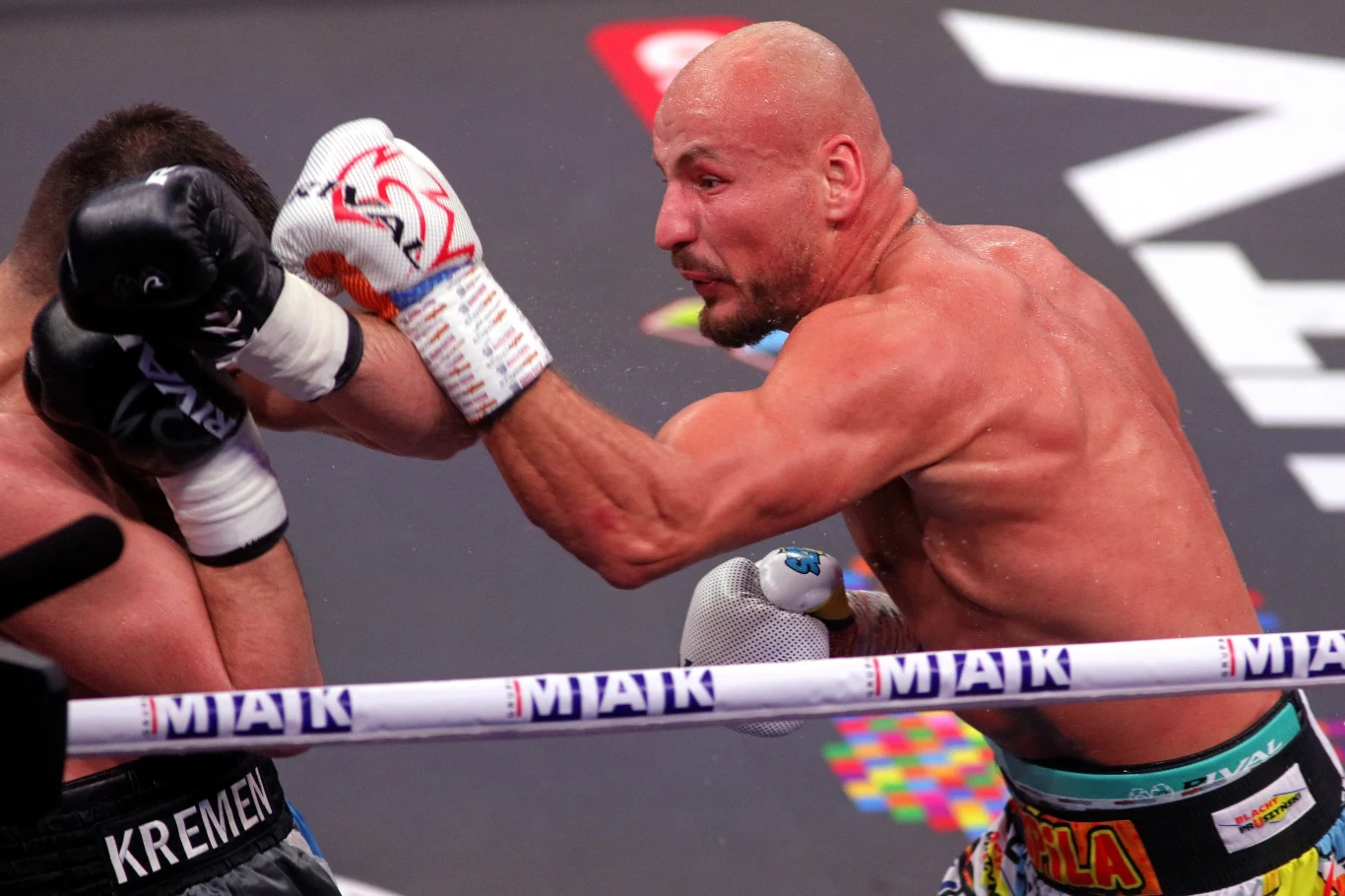W walce wieczoru podczas gali Knockout Boxing Night w Łomży Artur Szpilka (24-4, 16 KO) powinien uznać wyższość o dwa lata starszego Ukraińca Sierhija Radczenki (7-6, 2 KO), z którym jednak wygrał na punkty, ale werdykt austriackich sędziów wywołał wielkie kontrowersje. Polak był dwa razy na deskach, wytrwał i w 10. rundzie mógł położyć rywala na deski.