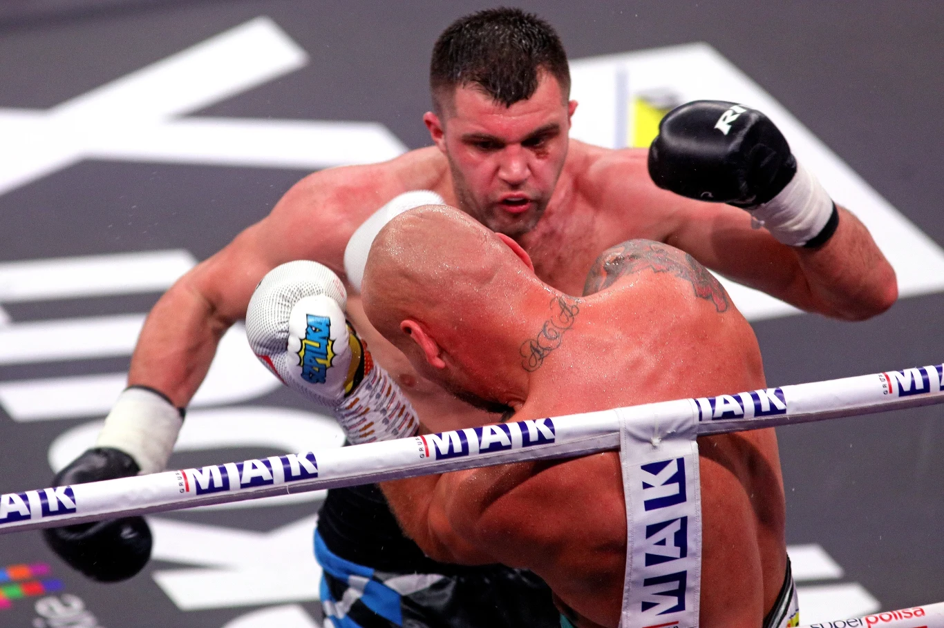 W walce wieczoru podczas gali Knockout Boxing Night w Łomży Artur Szpilka (24-4, 16 KO) powinien uznać wyższość o dwa lata starszego Ukraińca Sierhija Radczenki (7-6, 2 KO), z którym jednak wygrał na punkty, ale werdykt austriackich sędziów wywołał wielkie kontrowersje. Polak był dwa razy na deskach, wytrwał i w 10. rundzie mógł położyć rywala na deski.