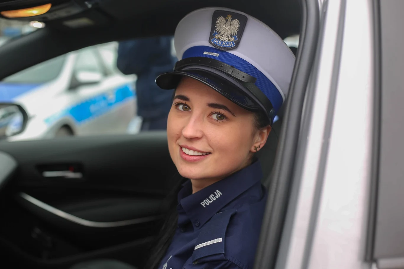 Według historyka tworzenie tej służby w polskiej policji szło mozolnie. W 1923 roku pojawiły się przepisy wykonawcze, ale pierwsze szkolenie odbyło się dopiero w 1925 roku. Przeszkolono wówczas 30 kobiet, głównie pod kątem walki z nierządem, sutenerstwem, handlem żywym towarem. Szefową kursu, a potem struktur kobiecych, była Stanisława Filipina Paleolog. Policjantki skierowano na posterunki, ale nie wykorzystano ich potencjału.