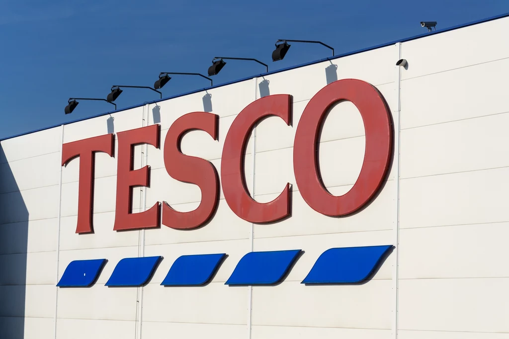 Tesco ostatecznie opuściło Polskę w 2021 roku.