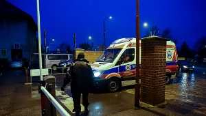 Na zdj. karetka pod szpitalem przy ul. Arkońskiej w Szczecinie