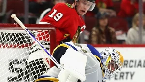 Jake Allen w meczu z Chicago Blackhawks