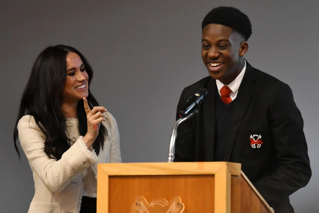Markle zareagowała na całą sytuację śmiechem i pogroziła chłopcu palcem. W rozmowie z „The Sun” Okoye przyznał, że bardzo dobrze wspomina spotkanie z księżną. „To było niesamowite. Była urocza i bardzo przyziemna. Nie wydawało się, żeby przeszkadzało jej to, że ją pocałowałem i powiedziałem, że jest piękna. Śmiała się z całą szkołą” – powiedział nastolatek. Myślicie, że Harry mógł poczuć się zazdrosny? Markle zareagowała na całą sytuację śmiechem i pogroziła chłopcu palcem. W rozmowie z „The Sun” Okoye przyznał, że bardzo dobrze wspomina spotkanie z księżną. „To było niesamowite. Była urocza i bardzo przyziemna. Nie wydawało się, żeby przeszkadzało jej to, że ją pocałowałem i powiedziałem, że jest piękna. Śmiała się z całą szkołą” – powiedział nastolatek. Myślicie, że Harry mógł poczuć się zazdrosny?