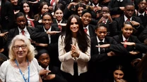 Meghan Markle i Harry cieszą się ogromnym zainteresowaniem światowych mediów. Przypomnijmy, że książęta Sussexu wywołali nie lada sensację w światowych mediach, po tym, jak ogłosili, że rezygnują z tytułów, odcinają się od rodziny królewskiej i przeprowadzają do Ameryki Północnej. 