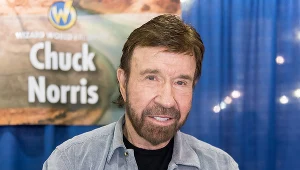 80 lat? Chuck Norris wciąż doskonale się trzyma