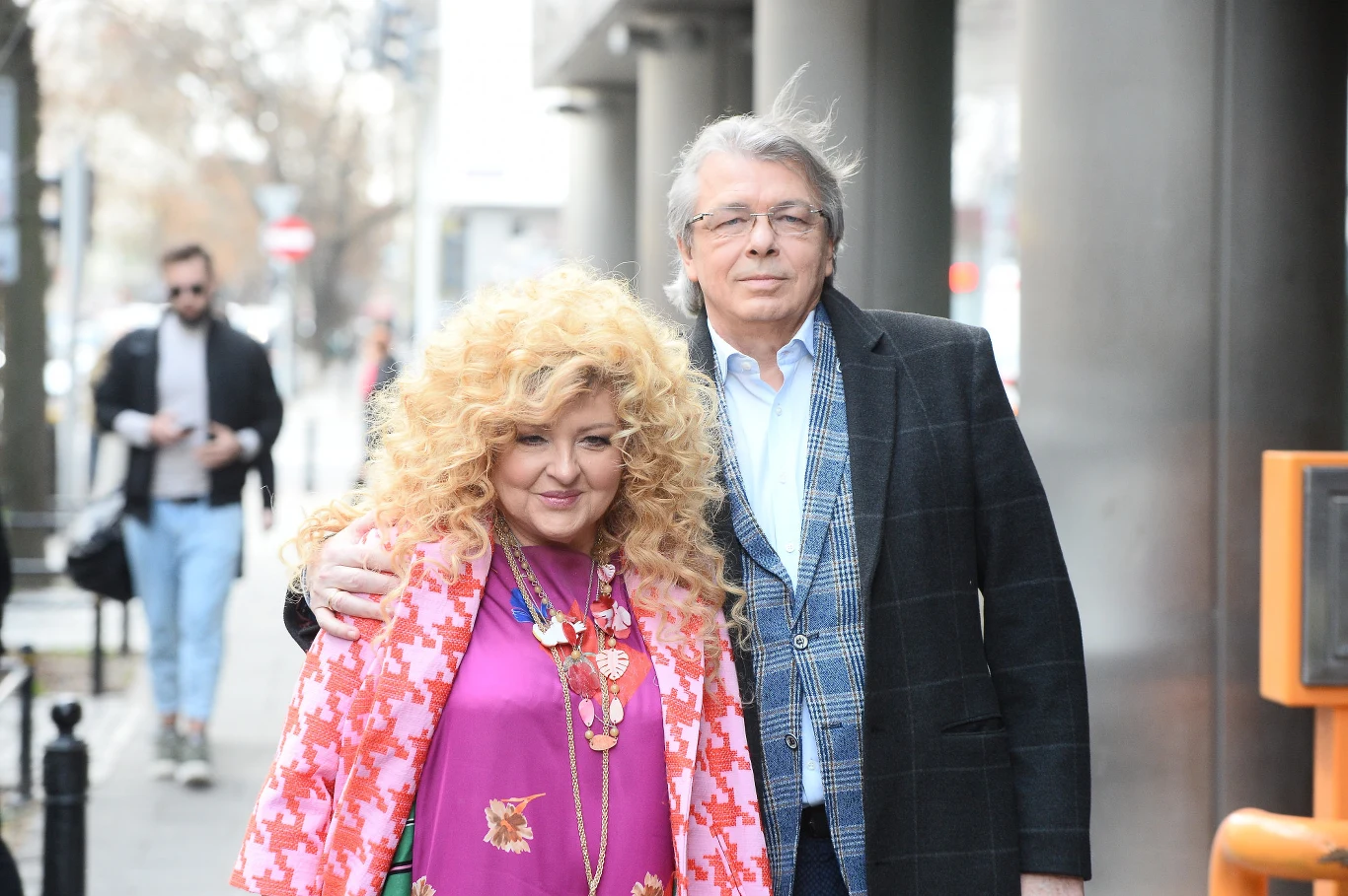 Magda Gessler Ikona polskiej gastronomi! Restauratorka była zamężna trzy razy. W latach 80. XX w. wyszła za mąż za korespondenta tygodnika „Der Spiegel” w Madrycie Volkharta Müllera. Z tego związku narodził się jej syn Tadeusz Müller. Po śmierci męża w 1987 roku, zdecydowała się powrócić do Polski. Następnie wyszła za członka rodziny warszawskich restauratorów, Piotra Gesslera, z którym ma córkę Larę. Jej obecnym, trzecim już, mężem jest lekarz medycyny rodzinnej i estetycznej Waldemar Kozerawski. 