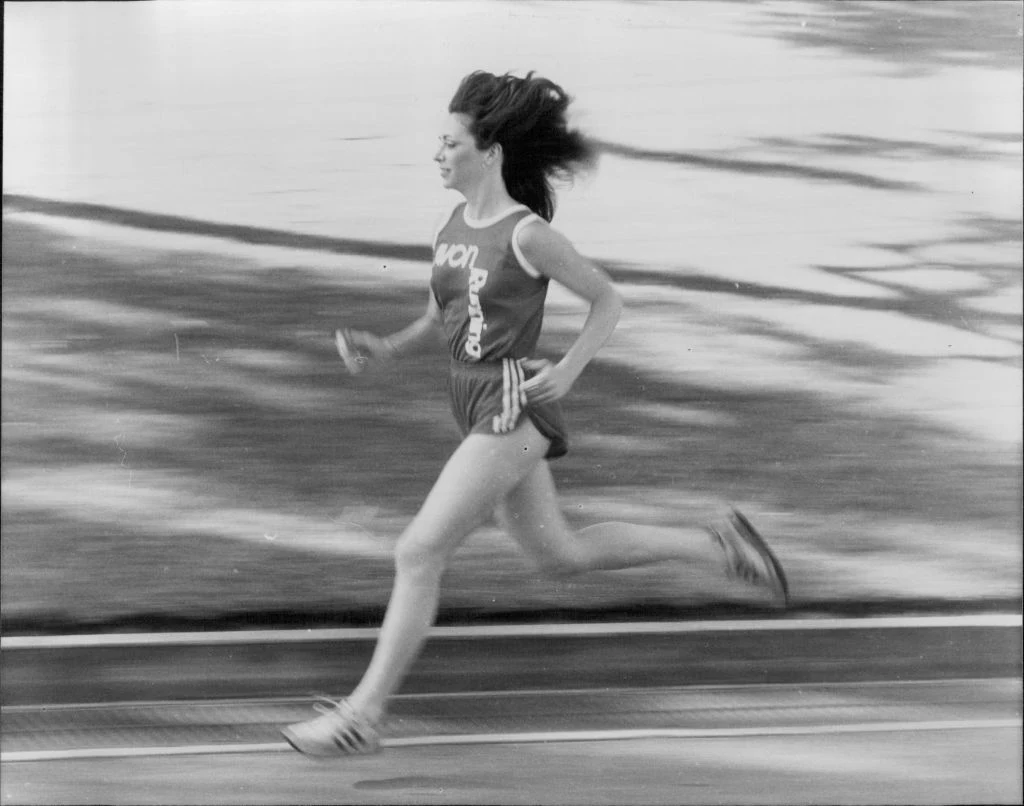 Urodzona w 1947 roku Switzer tak kochała biegać, że postanowiła obejść restrykcyjne przepisy Maratonu Bostońskiego. Prestiżowa impreza, której historia sięga 1897 roku, była przez długie lata przeznaczona wyłącznie dla mężczyzn. Urodzona w 1947 roku Switzer tak kochała biegać, że postanowiła obejść restrykcyjne przepisy Maratonu Bostońskiego. Prestiżowa impreza, której historia sięga 1897 roku, była przez długie lata przeznaczona wyłącznie dla mężczyzn.