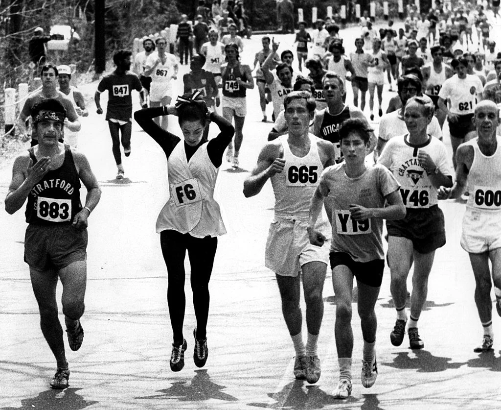 Co ciekawe, najdłuższy biegowy dystans dla kobiet na Igrzyskach Olimpijskich liczył pod koniec lat 60. zaledwie 800 metrów. Tymczasem zawodnicy Maratonu Bostońskiego mieli do przebiegnięcia dokładnie 42 kilometry i 195 metrów. Co ciekawe, najdłuższy biegowy dystans dla kobiet na Igrzyskach Olimpijskich liczył pod koniec lat 60. zaledwie 800 metrów. Tymczasem zawodnicy Maratonu Bostońskiego mieli do przebiegnięcia dokładnie 42 kilometry i 195 metrów.