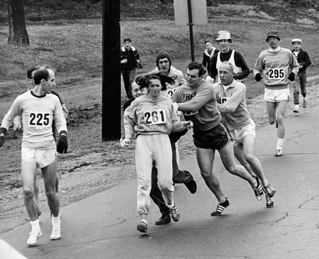 Krótko po starcie Switzer, ubrana w klubowy strój drużyny Syracuse Harriers, została zatrzymana przez Jocka Semple – jednego z organizatorów biegu. Zdjęcie uwieczniające moment, w którym mężczyzna szarpie biegaczkę za bluzę, obiegło wszystkie media i z czasem stało się symbolem walki kobiet o równouprawnienie. Krótko po starcie Switzer, ubrana w klubowy strój drużyny Syracuse Harriers, została zatrzymana przez Jocka Semple – jednego z organizatorów biegu. Zdjęcie uwieczniające moment, w którym mężczyzna szarpie biegaczkę za bluzę, obiegło wszystkie media i z czasem stało się symbolem walki kobiet o równouprawnienie.