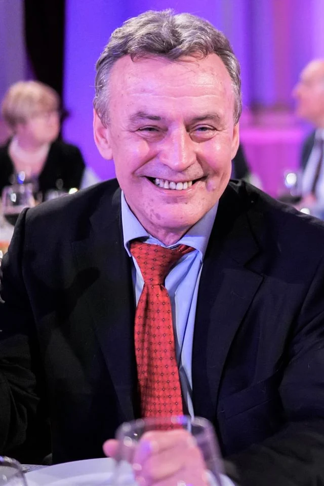 Krzysztof - bohater pierwszej edycji "Sanatorium miłości" w finale kolejnej odsłony show TVP. Niezwykle pogodny warszawiak. Zajmuje się między innymi handlem antykami. Dzięki temu często podróżuje po Europie.