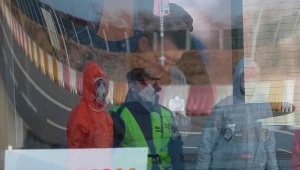 Na zdj. kontrola sanitarna pasażerów autobusów wjeżdżających do Polski na granicy z Czechami w Gorzyczkach