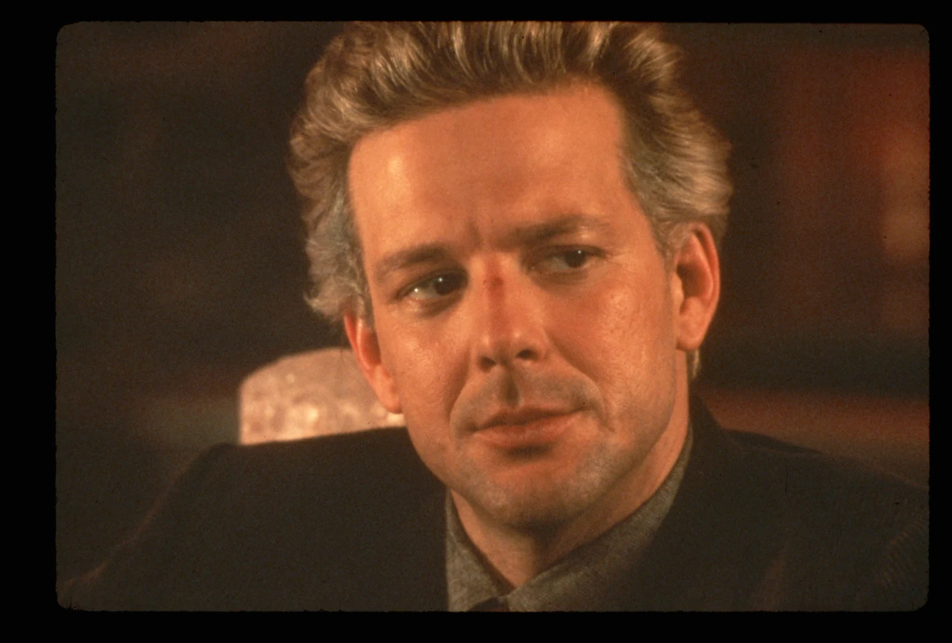 Jego ojciec był dozorcą i kulturystą-amatorem. Wystarczyło, że ktoś go zdenerwował i już w ruch szły pięści. Kiedy Mickey miał sześć lat, mama rozstała się z jego ojcem. Rok później poślubiła policjanta i przeniosła się do Miami Beach. "Miałem fatalne męskie wzorce. Nowy tata bił mnie i wyzywał" – przyznał aktor po latach.