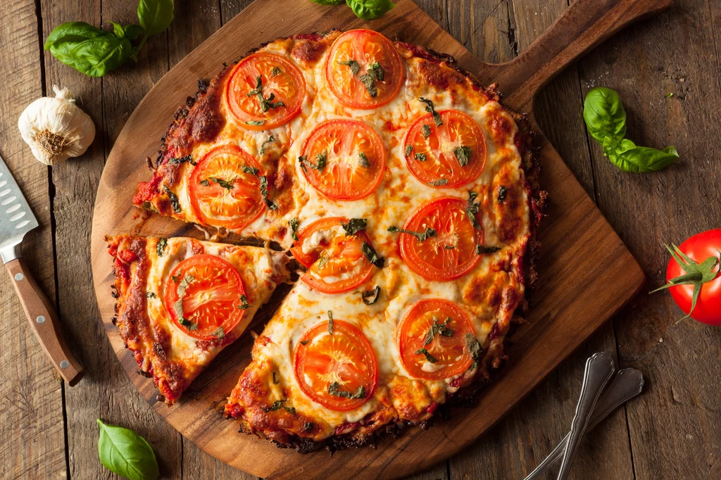 Pizza na cienkim cieście kalafiorowym