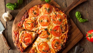 Pizza bez mąki i drożdży – łatwa, niedroga, smakowita