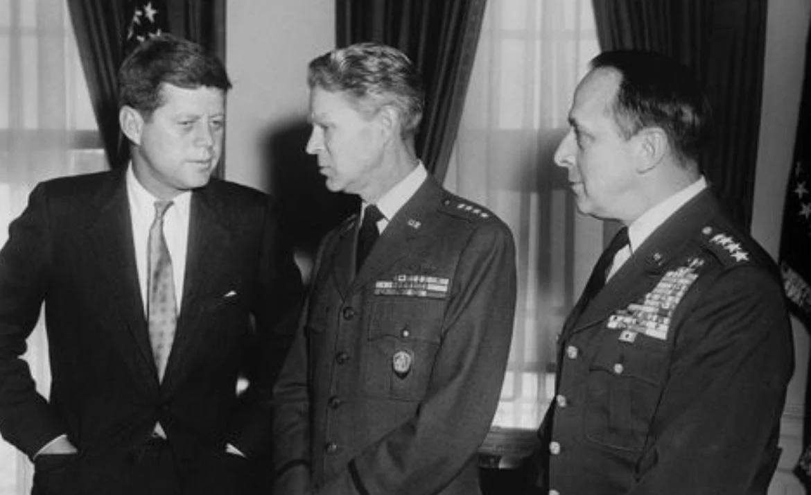 3 marca 1962 roku, generał Lemnitzer (pierwszy z prawej) przedstawił opracowane plany operacji Sekretarzowi Obrony, Robertowi McNamarze. W odtajnionych dokumentach nie zachowała się notatka z tego spotkania. Nie wiadomo więc, co McNamara powiedział generałowi. Pewnym śladem może być opinia prezydenta Kennedy’ego (pierwszy z lewej), który powiedział Lemnitzerowi, że „nie wyobraża sobie, aby Ameryka rozpoczęła działania przeciwko Kubie”. 