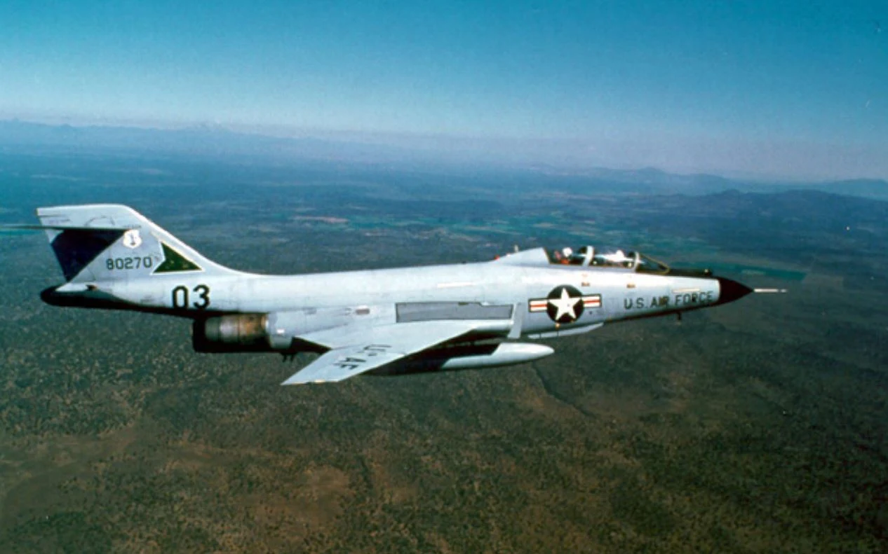 Dowództwo lotnictwa planowało także, że Kubańczycy zestrzelą amerykańskie samoloty F-101 VooDoo (na zdjęciu), patrolujące wody międzynarodowe. Wszystko to powinno przekonać opinię publiczną, że inwazja na Kubę jest niezbędna.