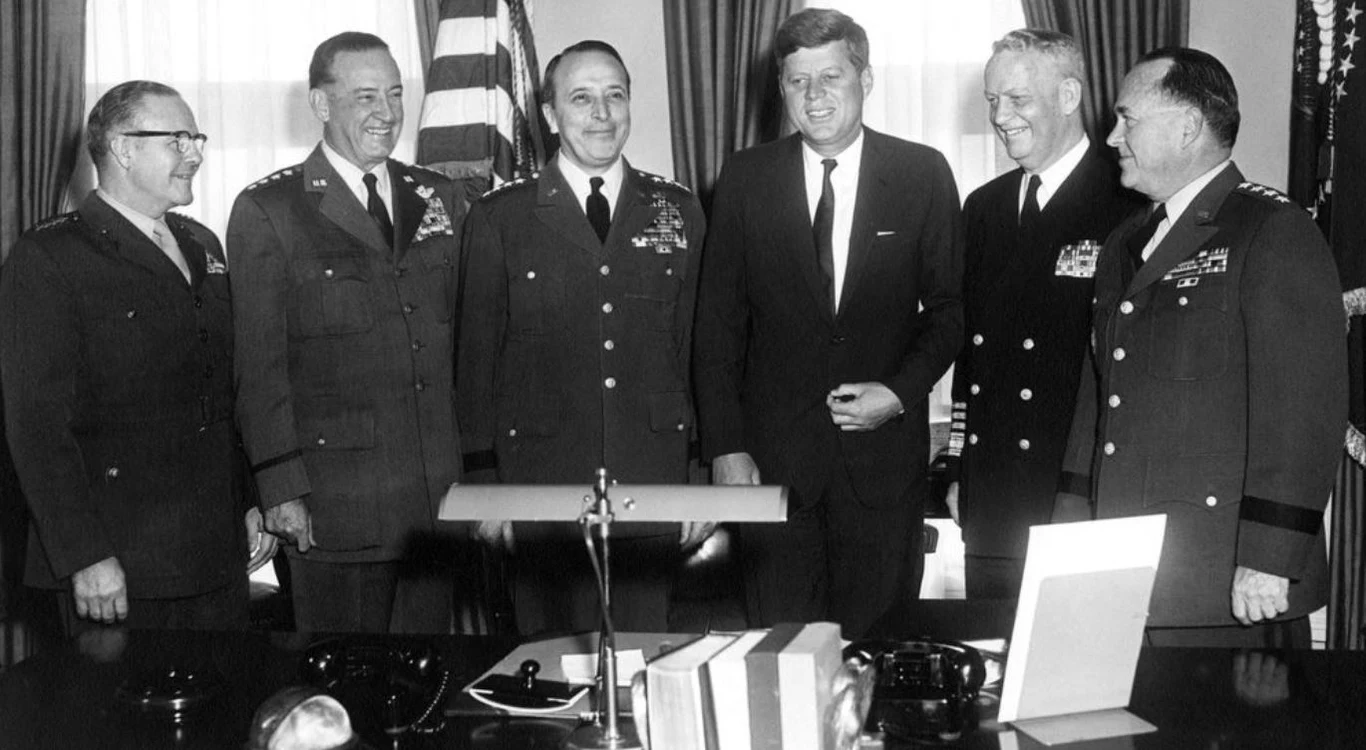 Pomysłodawcą planu był gen. Leyman L. Lemnintzer (trzeci od lewej), przewodniczący Kolegium Połączonych Szefów Sztabów. Ściśle tajne opracowanie nosiło tytuł „Uzasadnienie interwencji wojskowej USA na Kubie”. Całość była opracowana w ramach Projektu Kuba, czyli operacji Mongoose, która była niejawnym projektem wojny psychologicznej i sabotażu, wymierzonego przeciw Fidelowi Castro i komunistycznym rządom.