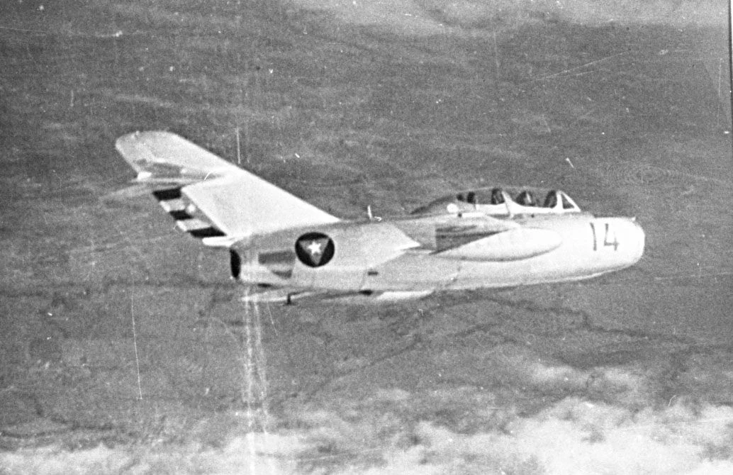 Zdobyte w Korei myśliwskie MiG-15 (na zdjęciu) planowano przemalować w barwy kubańskie i przy ich pomocy atakować samoloty pasażerskie, bądź samoloty lotnictwa USA. Twórcy planu zakładali, że na maszyny faktycznie przewożące pasażerów ataki będą symulowane, tak aby pasażerowie doskonale widzieli, jakie samoloty ich atakowały. Jednak planowano także faktyczne zestrzelenie samolotu cywilnego.