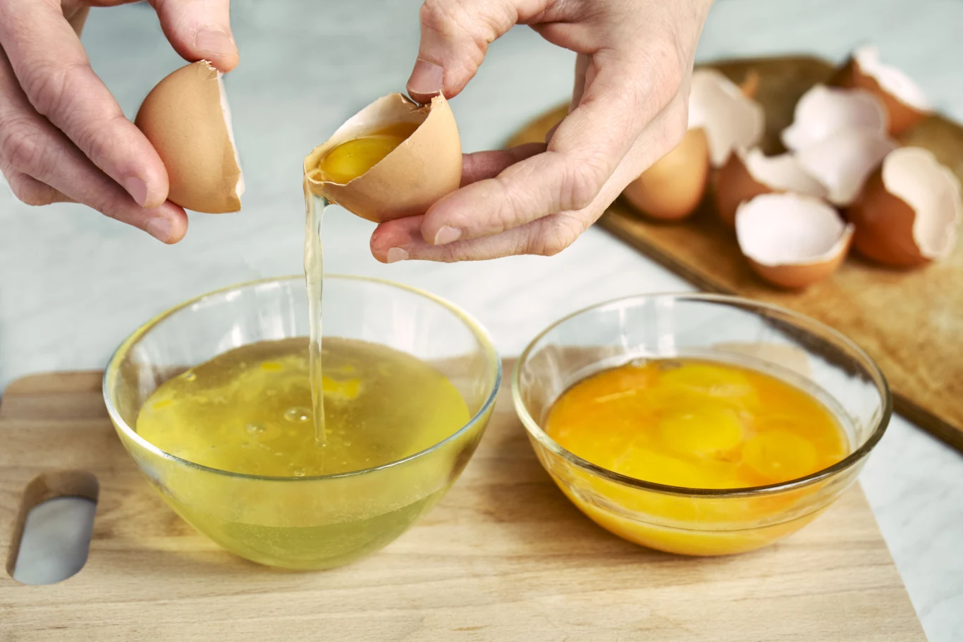 Białka jajek należy oddzielić, aby uzyskać puszystą konsystencję pancakes