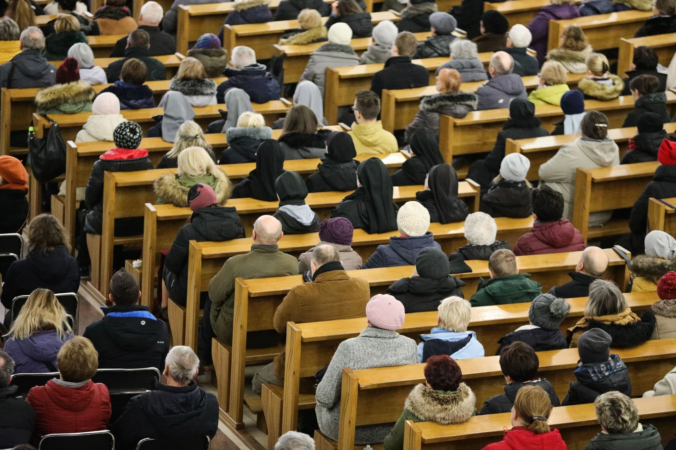 Wierni zgromadzeni na mszy świętej, zdj. ilustracyjne 
