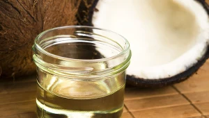 Płukanie ust olejem kokosowym może pomóc przy wielu doleglwiościach