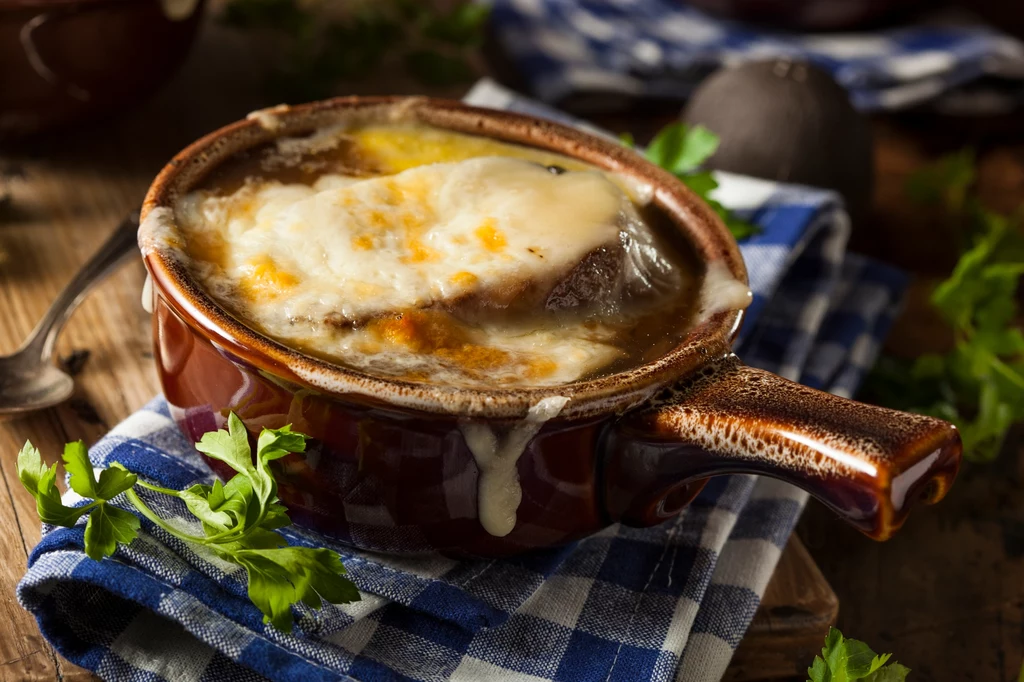 Zupa cebulowa to bardzo łatwe i pożywne danie