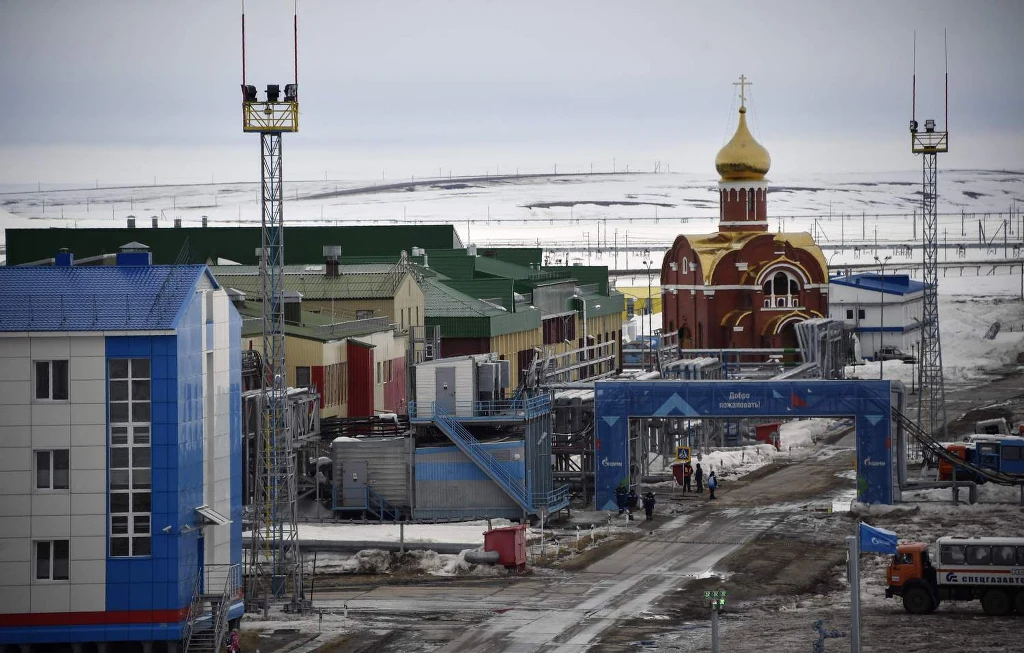 Pole Bowaniewskoje zostało odkryte w październiku 1971 r. Jego zasoby wynoszą prawie 5 bln m sześc. gazu i 5,7 mln ton ropy. Znajduje się w odległości 340 km od miejscowości Nowy Port. Pole Bowaniewskoje zostało odkryte w październiku 1971 r. Jego zasoby wynoszą prawie 5 bln m sześc. gazu i 5,7 mln ton ropy. Znajduje się w odległości 340 km od miejscowości Nowy Port.