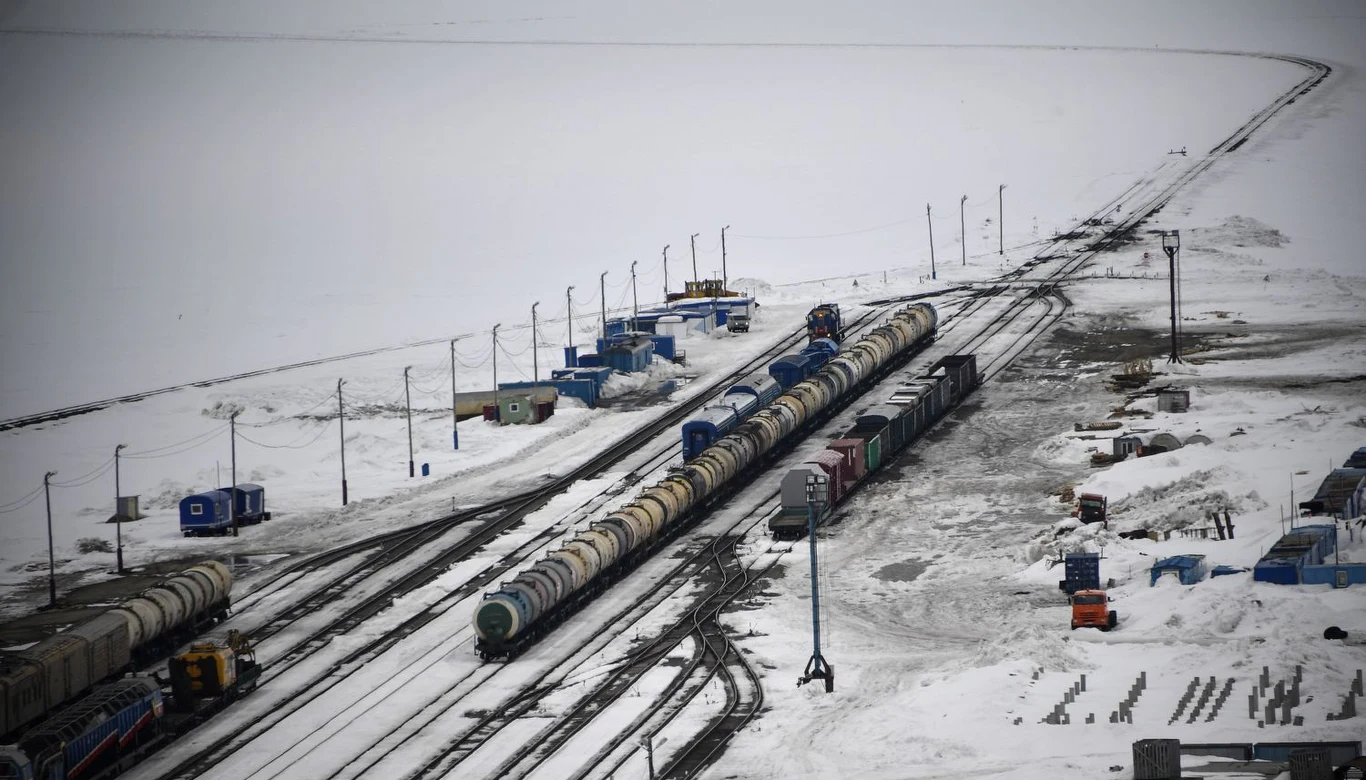 Obszar ten obsługuje linia kolejowa Obskaja – Bowanienkowo, która także transportuje gaz pomimo mrozów rzędu 50-60 stopni C.  Sama zazwa złoża pochodzi od nazwiska inżyniera Wadima Dmitrijewicza Bowanenko (1930-1968), badacza zasobów na półwyspie Jamał. 